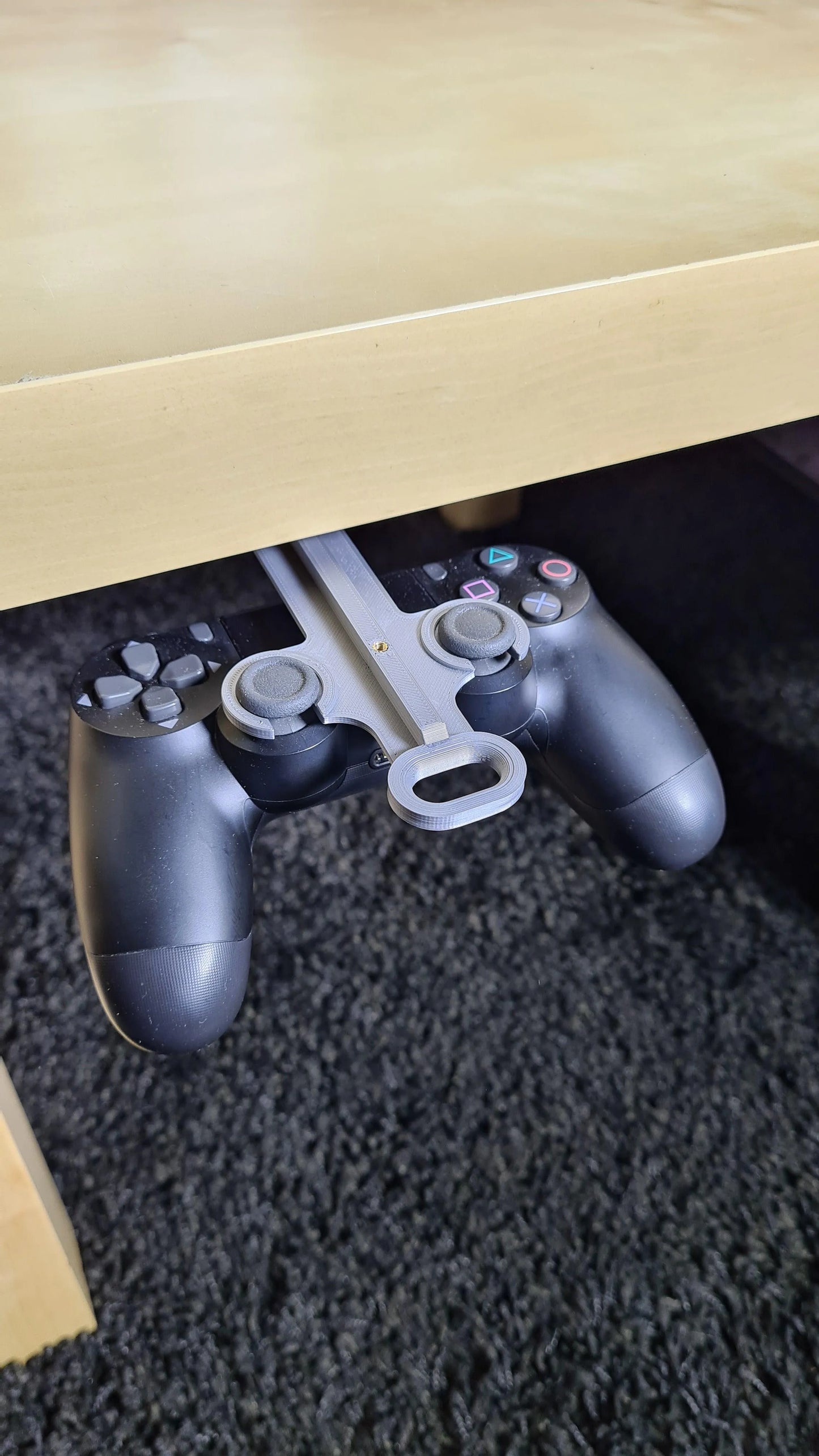 Retractable controller holder - PlayStation Dualshock 4 - YourLittleFactory