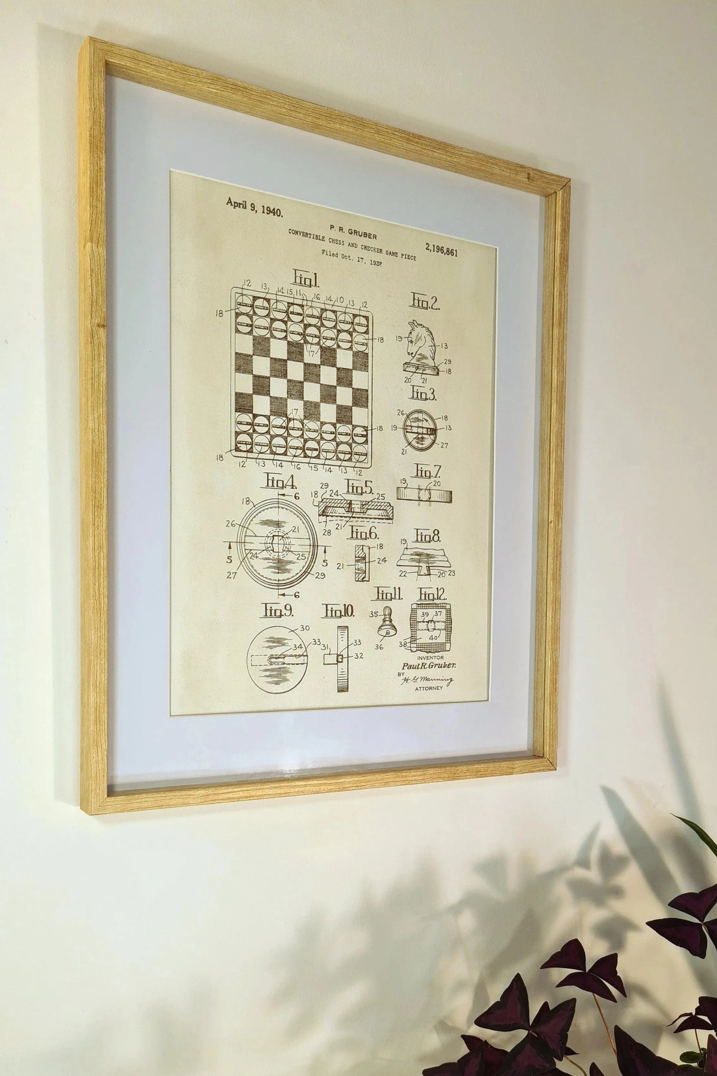 Official chess game patent - Laser engraved wood - YourLittleFactory